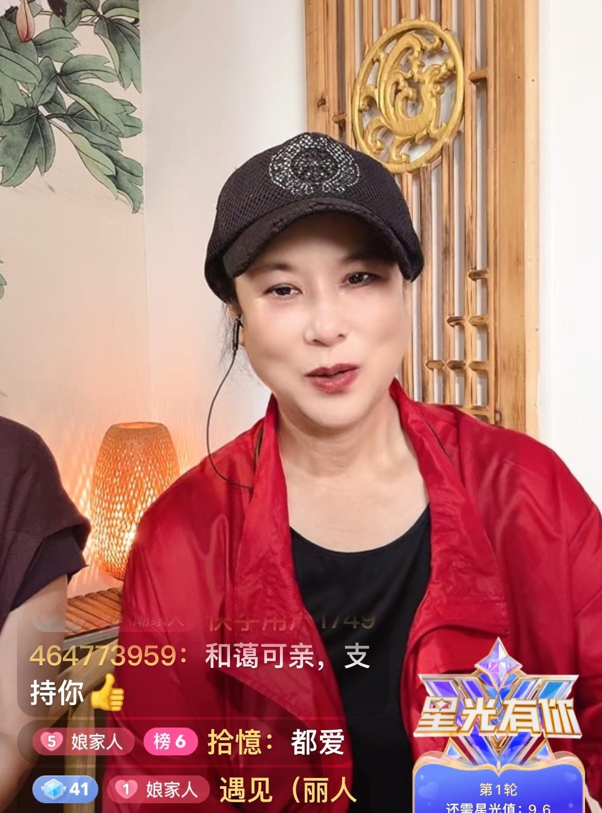 7月11日，二人转演员王小华出现在直播间，有网友问：找老头没有？王小华说：老了找