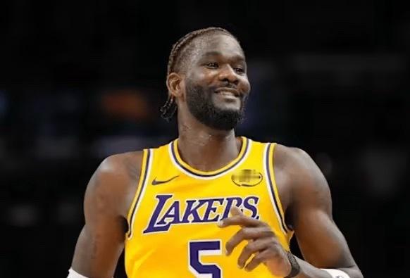 NBA艾顿不打才是今天湖人赢球的关键。上半场艾顿在的时候，内线护筐堪称灾难，掘金