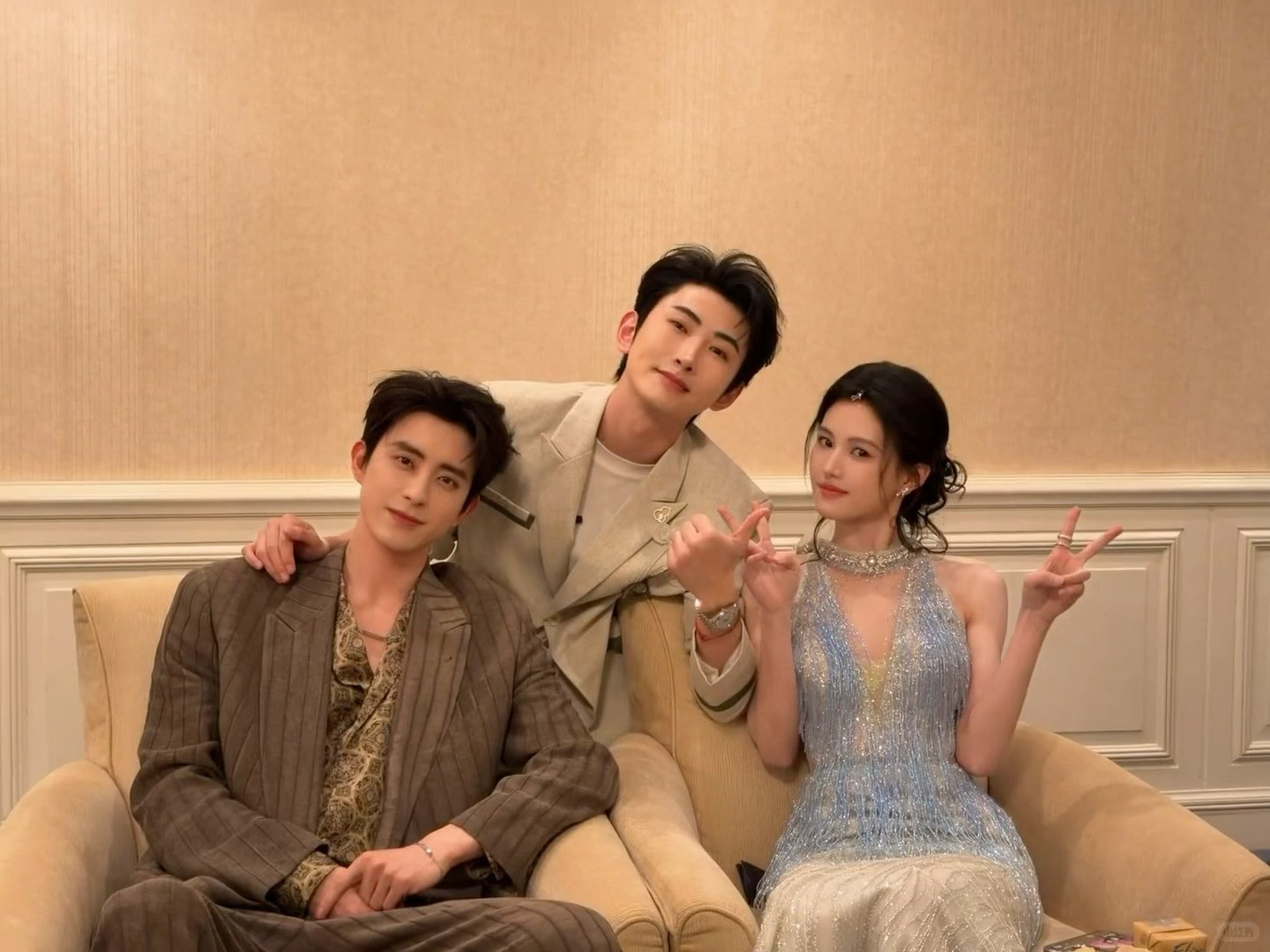 李兰迪、敖瑞鹏、沈羽洁和杨亘的合照李兰迪沈羽洁超美的啊敖瑞鹏不抽象的时候更帅了哈