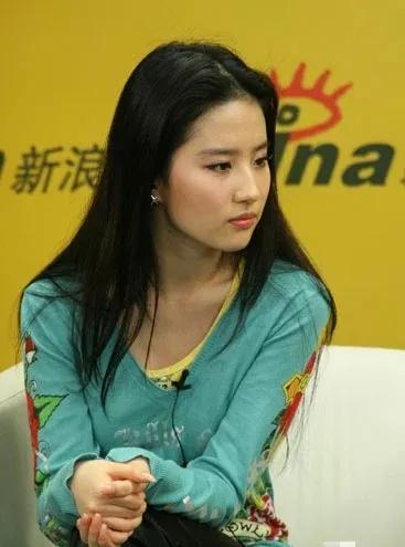 能把丑衣服穿出高奢感，只有刘亦菲了吧？穿搭一塌糊涂，只靠绝对美貌。