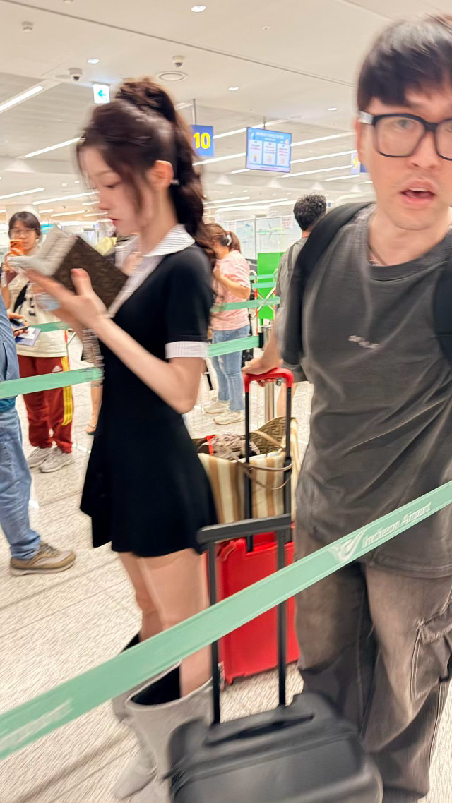 宋雨琦靴筒是腿的两倍宽宋雨琦瘦到靴子里还能站一条腿宋雨琦这腿是真实存在的吗！靴