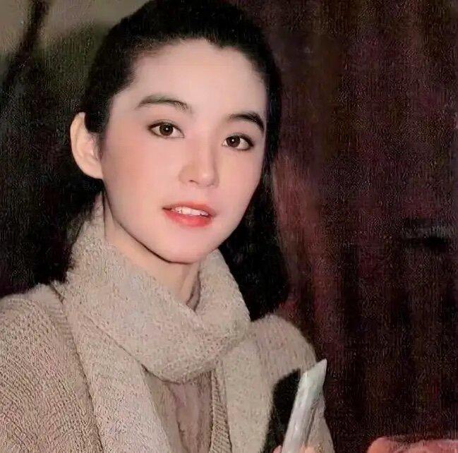 1994年，林青霞准备嫁给富商邢李源，秦汉向琼瑶寻求帮助，可话还没说完，就被琼瑶