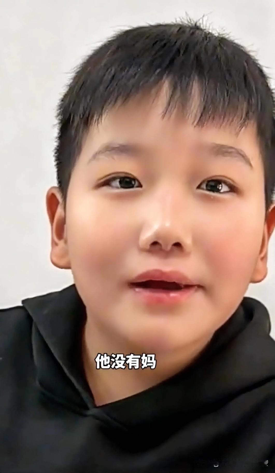 妈妈每天都会给儿子拿1个牛奶带到学校，可儿子却不喝，而是送给一位同学，妈妈知道后