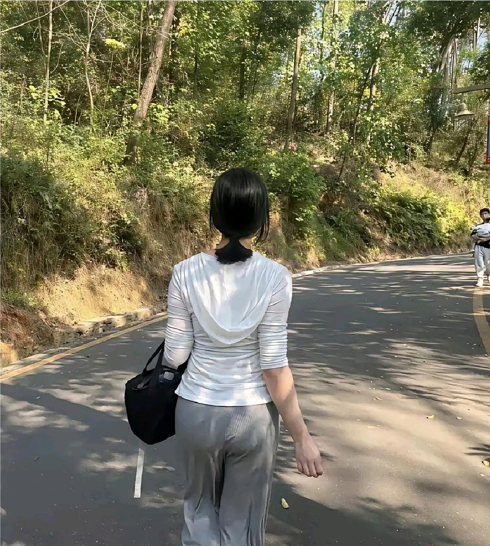 一名29岁在编小学女教师，一到寒暑假就频繁相亲，一个月接连见面六七个相亲对象。女