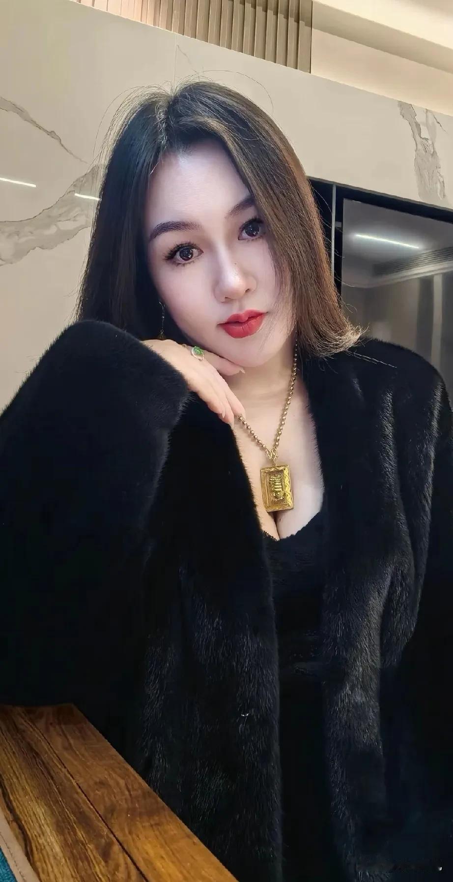 86年40岁都说女人是一枝花可到了四十的女人就是像一朵快要凋谢的花朵没