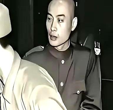 1950年的台北马场町，33岁的聂曦被押上刑场。枪口对准他时，他只是抬眼掠过