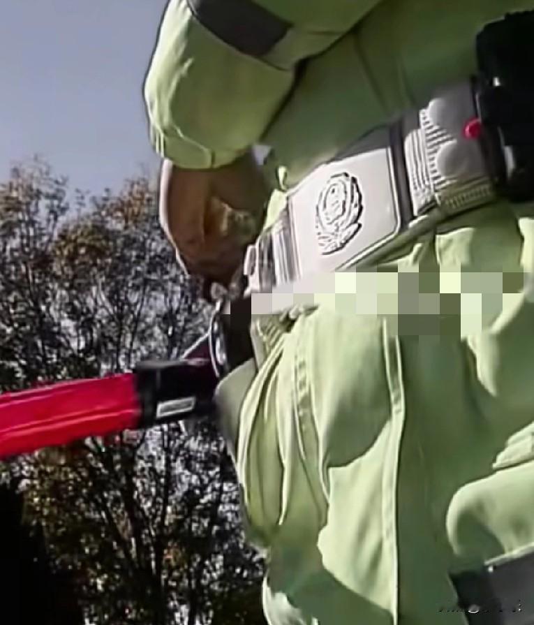 11月14日，北京，一男子得知母亲去世，着急忙慌地骑着摩托车就往家赶，交警将他拦