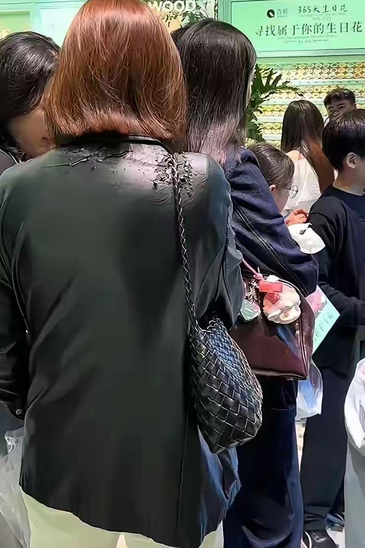 也许她自己还不知道呢？逛了一天街，才发现后肩皮开了我以前穿过这种皮衣，放了两年