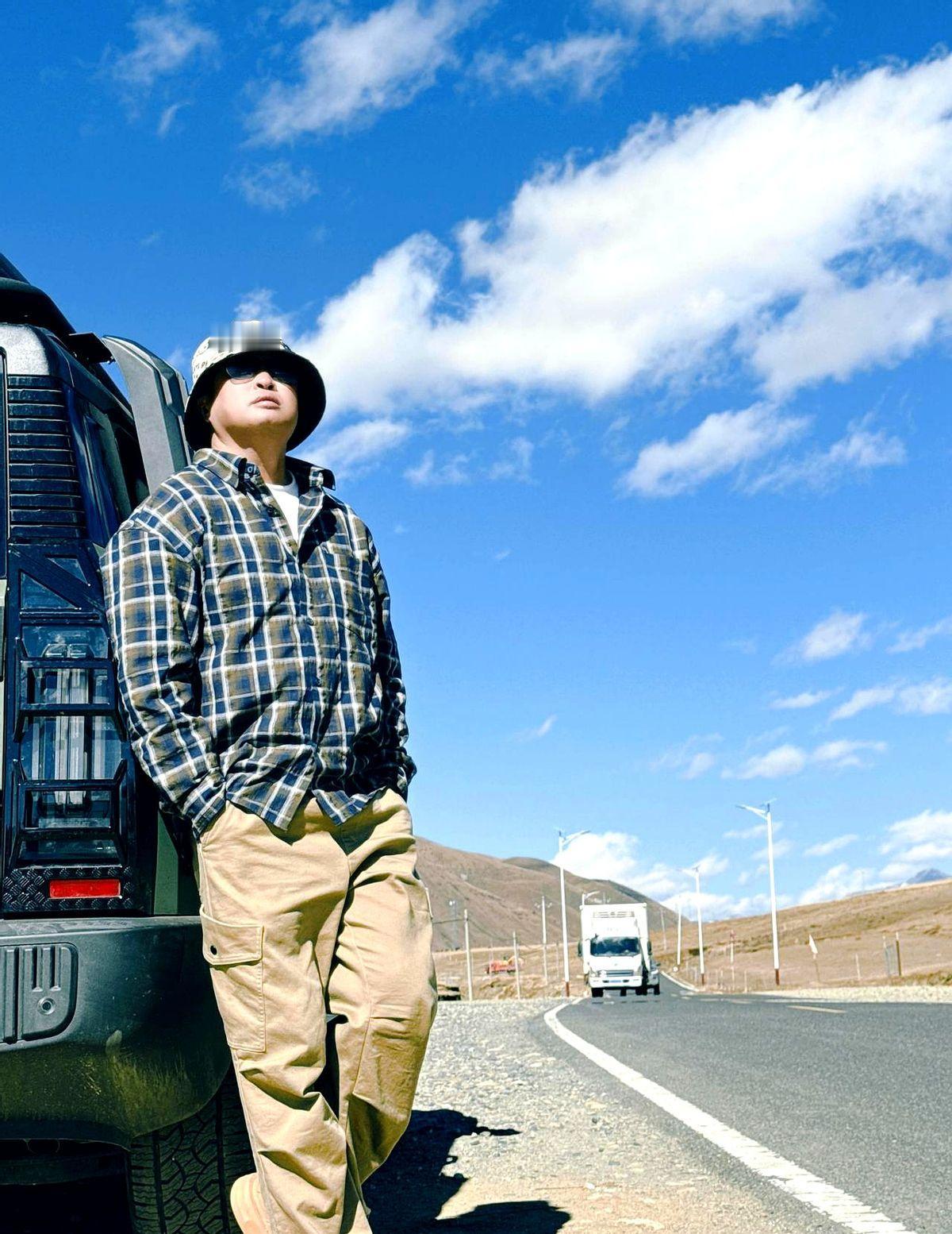 五十六岁了，已特殊工种提前退休，退休金不到八千，卖了东北的房，自驾游全国。无儿