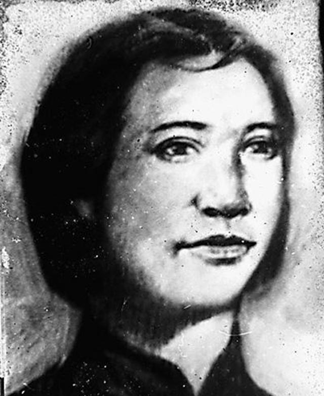 1933年，贺龙的大姐贺英刚脱下外衣，准备入睡。突然被300个敌人围攻，她来不及