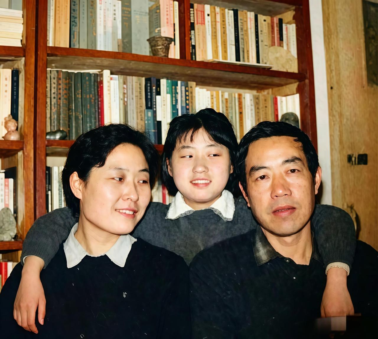 这是小时候的贾浅浅与父亲贾平凹、母亲韩俊芳。韩俊芳原是一名花鼓戏专业戏曲演员，早
