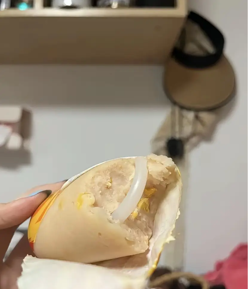 侄子在火腿肠里吃出这个，怎么办？