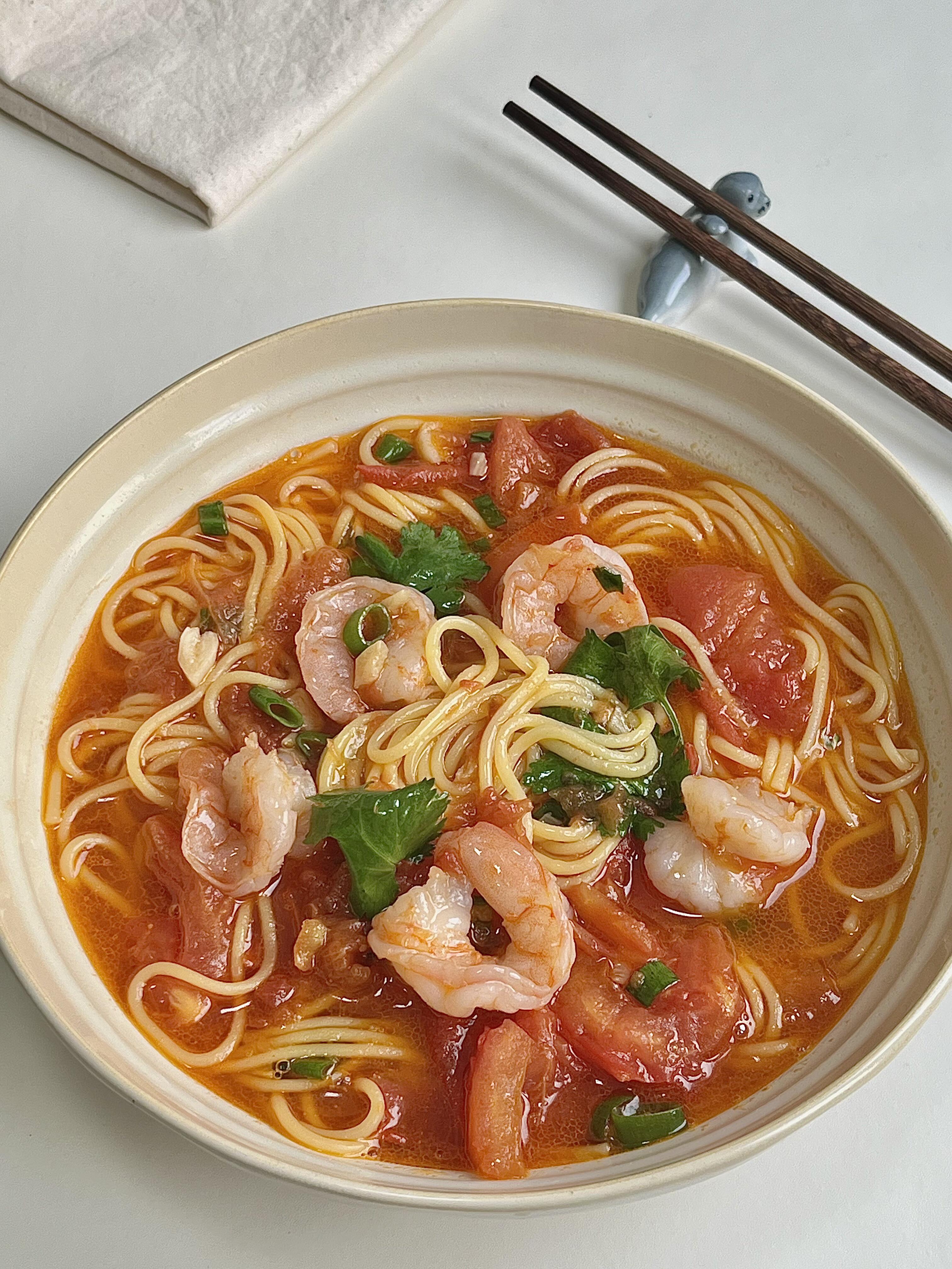 虾仁番茄浓汤面太暖乎🍜鲜到舔碗，午餐吃着巨满足家人们谁懂啊😭秋冬就馋这口