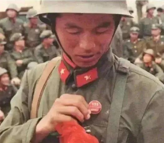 1986年，老山轮战，一个战士要上211高地，临行前，军长亲自给他敬茅台酒，师长