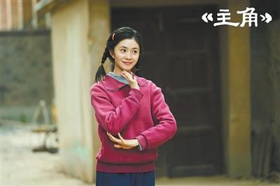 今天看了小说主角，才发现电视剧主角改编的太多：1.电视剧忆秦娥幼年跟舅出山学唱