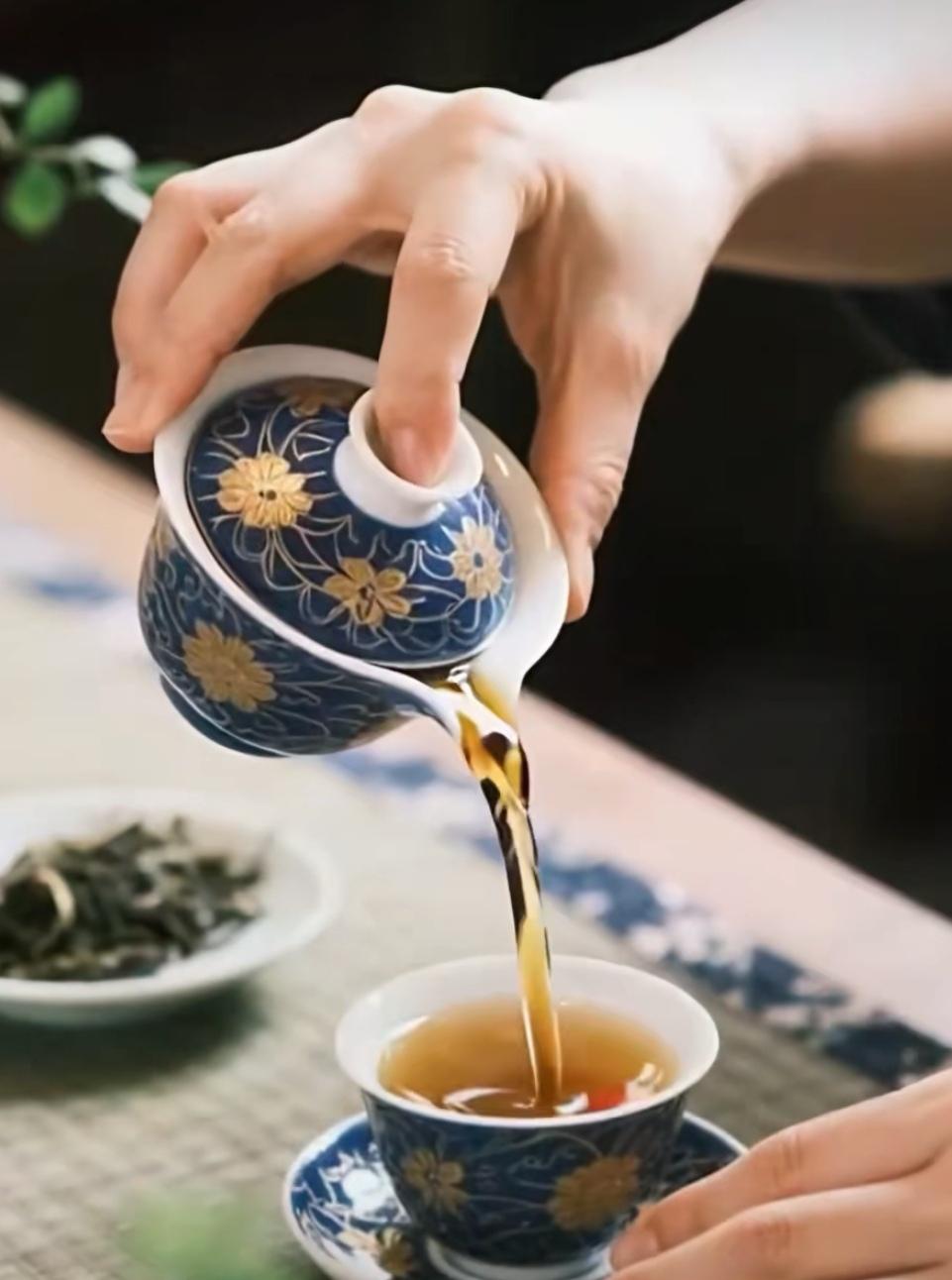 人到夕陽必自強，與世無爭最吉祥，親情友情總不忘，互相牽掛地久長，知足常樂