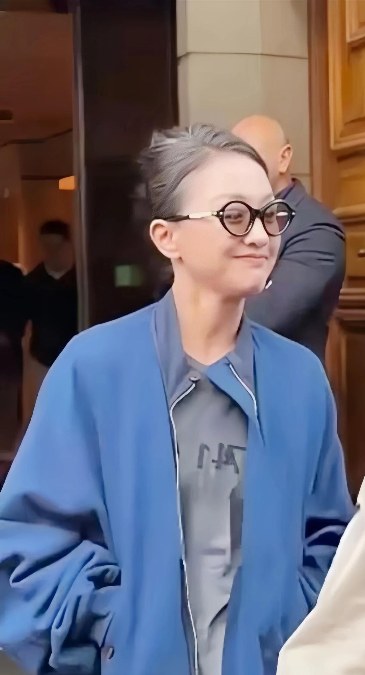 周迅白发不染，网友却说：这才是顶级美周迅素颜白发亮相活动：人到不惑，允许自己慢慢