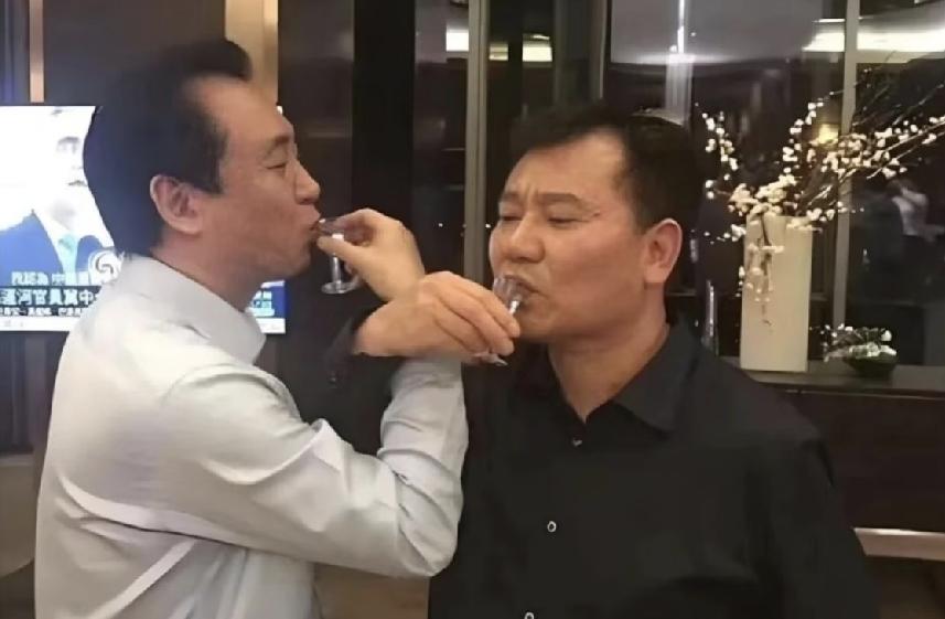 许家印从前的日子真是美好。他玩花样和男士喝交杯酒，他吃的水果都是天价绿色的。