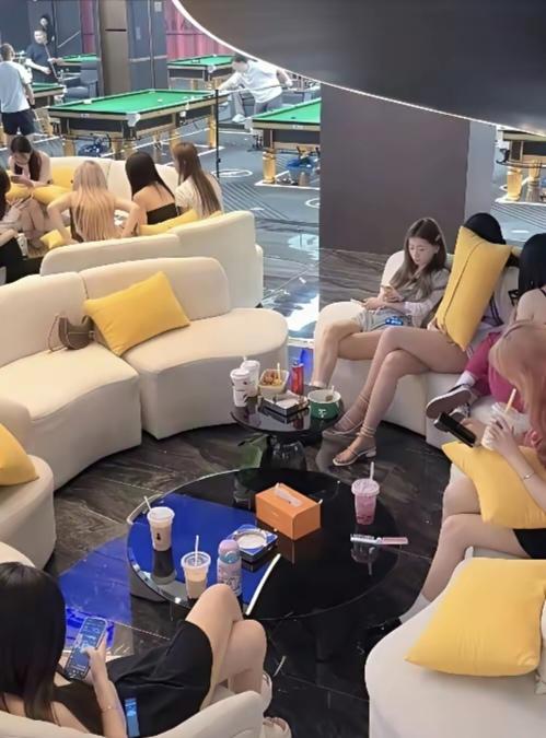 自从严控严管KTV之后，台球厅如雨后春笋般冒出来了，里面的美女也越来越多了。就