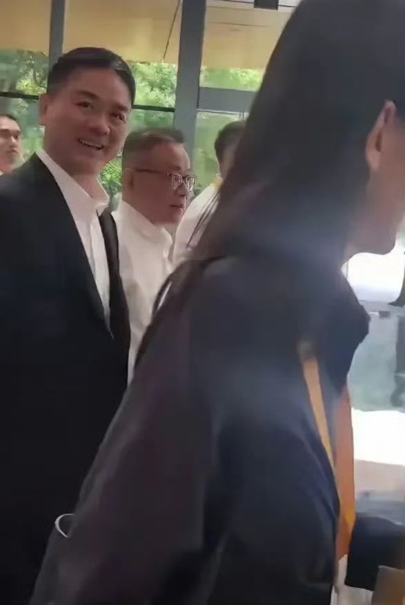 有人在外面偶然遇到了刘强东，随口喊了声东哥，刘强东笑着回应了对方。可万万没想到，刘强东身旁的女士不太