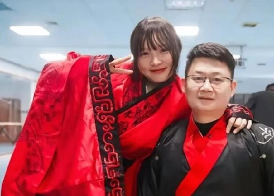 2008年5月12日，22岁的济南军区侦察兵梁智斌在一片废墟中徒手刨出10岁的刘