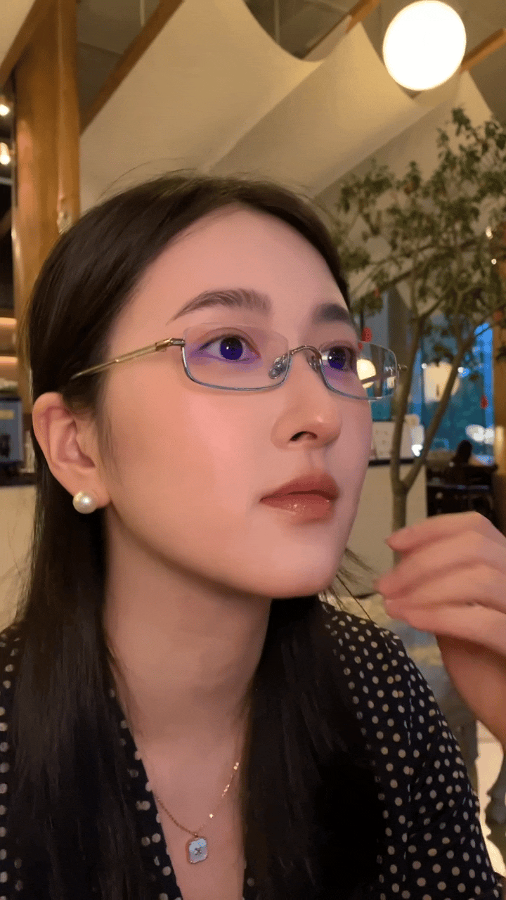 这位姐姐戴无框眼镜的样子也太有魅力了吧！