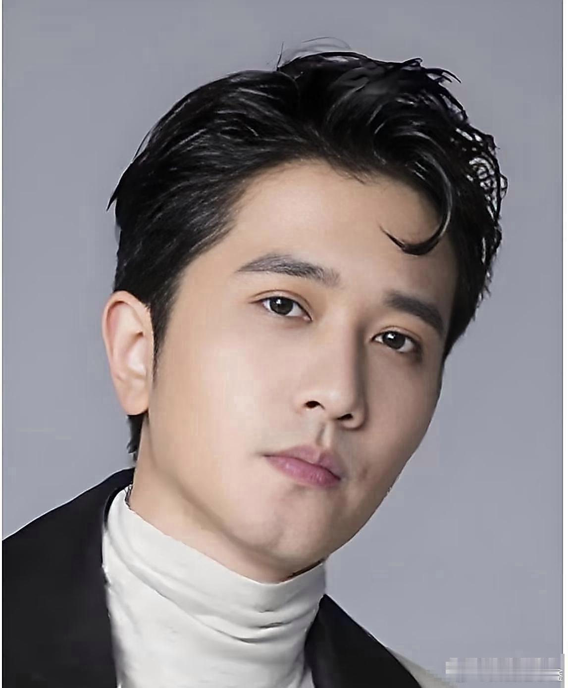 感觉现在最闹心的演员就数彭冠英了。他跟蔡文静演《阳光之下》，本想着能当男主，结果