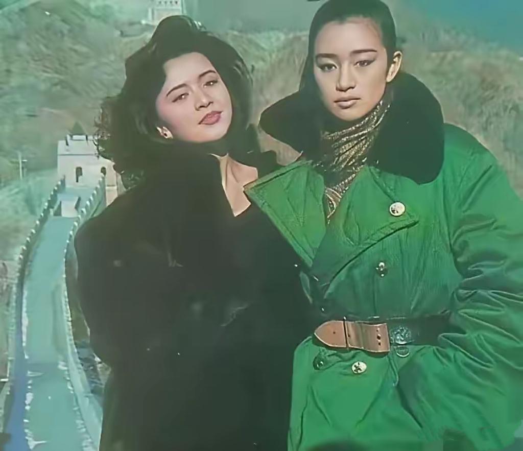巩俐与陈玉莲的早期合照，从中可以窥见不少细节：1，港星陈玉莲更时尚，头发是当