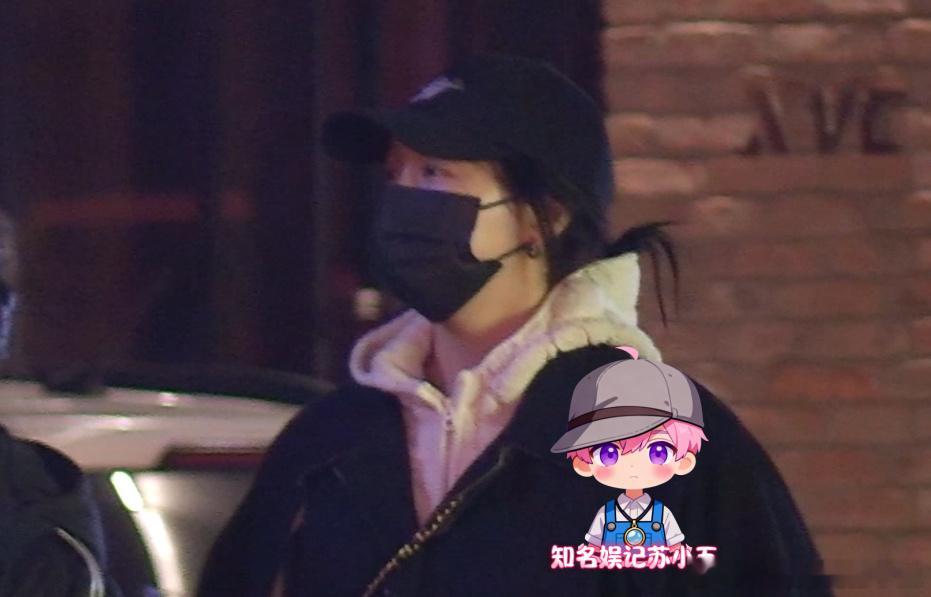 曝关晓彤深夜去酒吧曝关晓彤深夜带助理去酒吧八卦博主曝关晓彤深夜去酒吧。视频中，