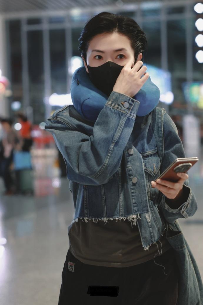 最近万茜现身机场，她这次搭配的很有潮流时尚之美，气质超好，真的好迷人。万茜里