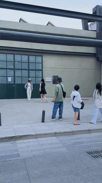 贾乃亮和李小璐，霍思燕在一起时看起来就像个外人！并没表现出多大的热情，大概率就是