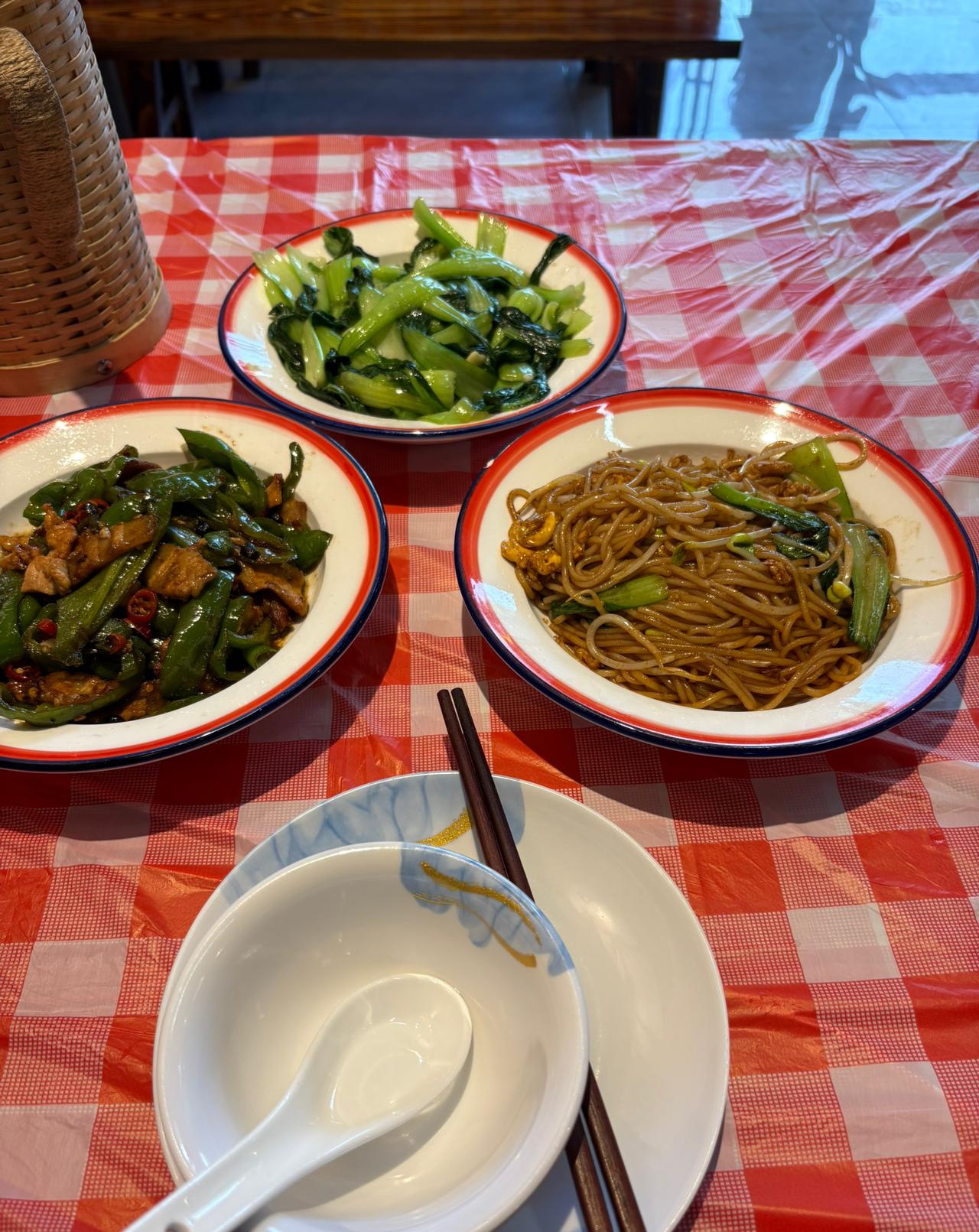 南昌炒粉南昌菜很有锅气，都是现炒的，端出来热气腾腾，食材都很新鲜。辣椒炒