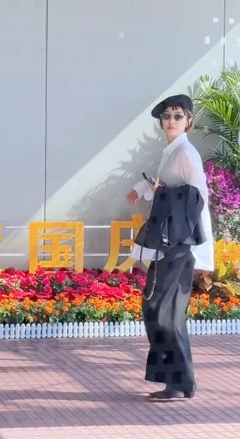 今天宋茜现身北京机场，她这次走经典的黑白搭配风格，看起来格外的年轻。她上身穿