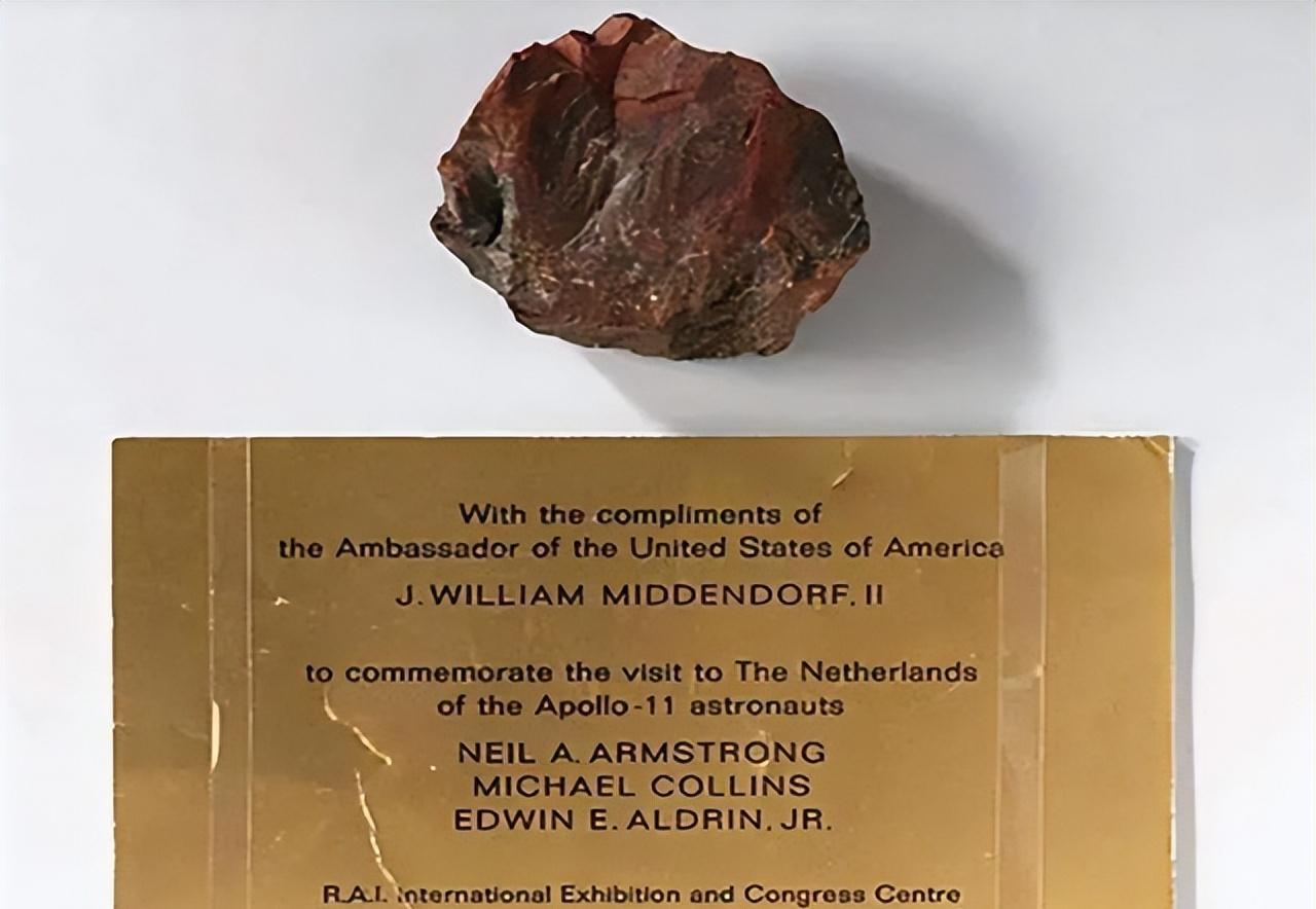 1969年，美国大使访问荷兰时，竟然异常大方，送给首相重达500克的珍稀“月岩”
