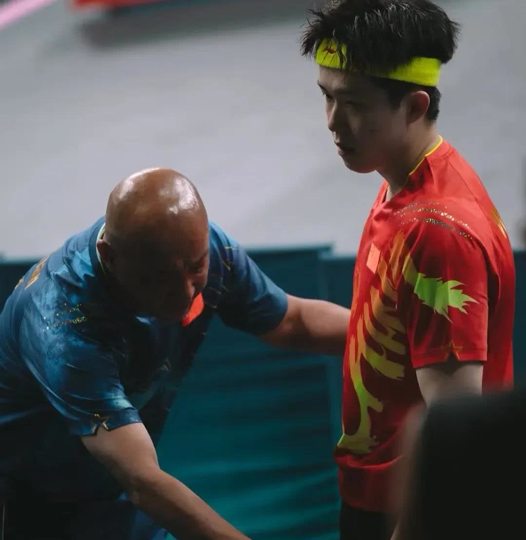 难以想象啊，今天的厦门乒超上，王楚钦赢了比赛，却在退场后反手