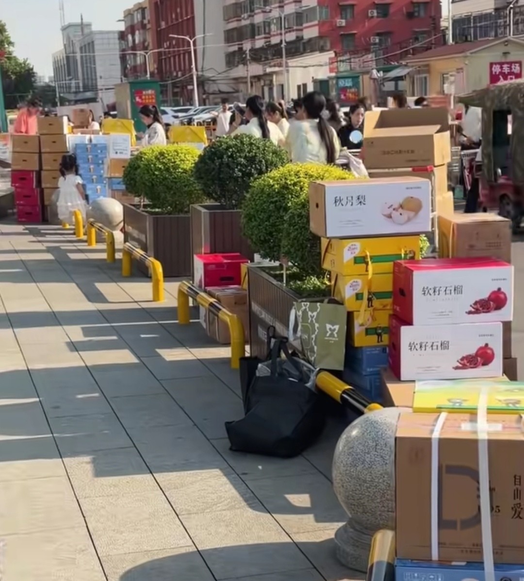 羡慕胖东来，但老板不是傻子。网上都在说胖东来员工中秋一人发七箱福利，还有人专门开车去拉，确实让人眼红