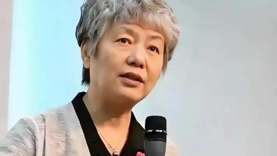 心理学家李玫瑾教授说：“男人吸引女人，有几个角度。第一个长相；第二个长相不好，不