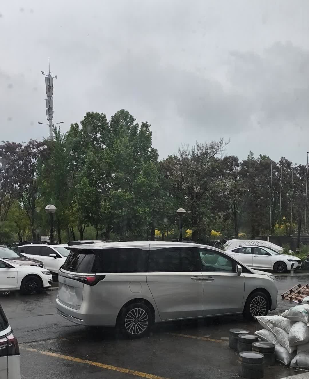 今天把陆尚提回来了，吐槽一下他的车机和app。他这个车机反应很慢，上一辆车是小米