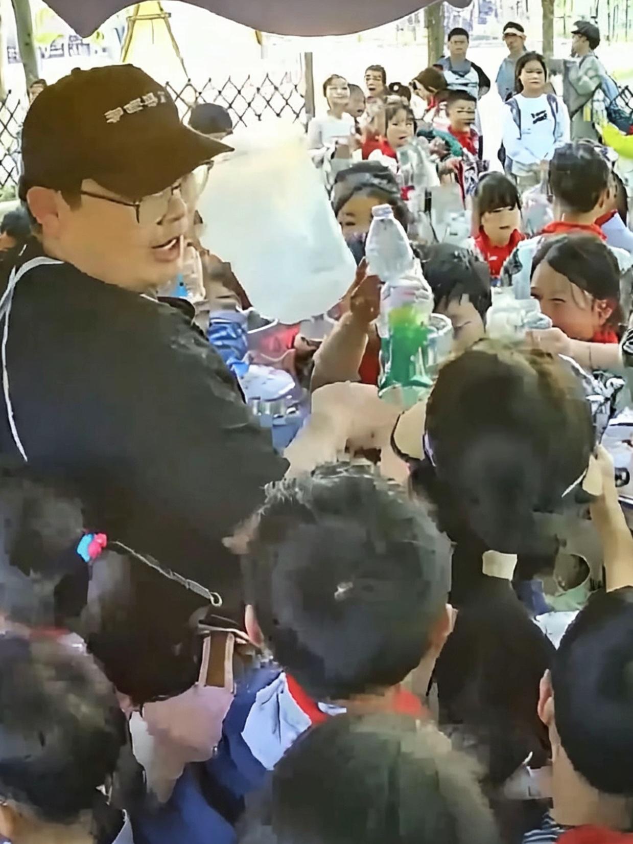 江苏宿迁，一帮学生跟着老师春日徒步，半路上高温太晒，孩子们渴得喘气，老师跑了一圈