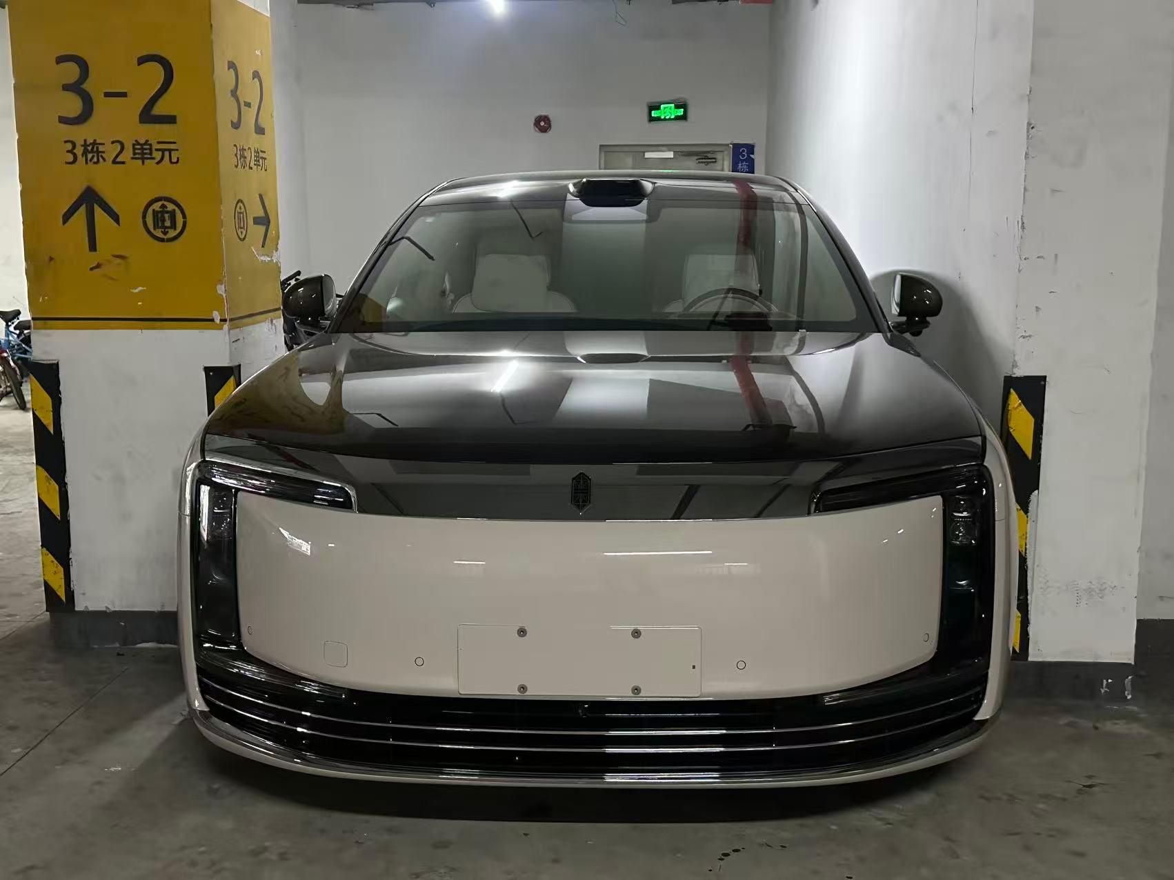 昨晚回家，小区只剩一个“魔鬼车位”左右车距加起来不到一拳。我按下自动泊车键，尊界