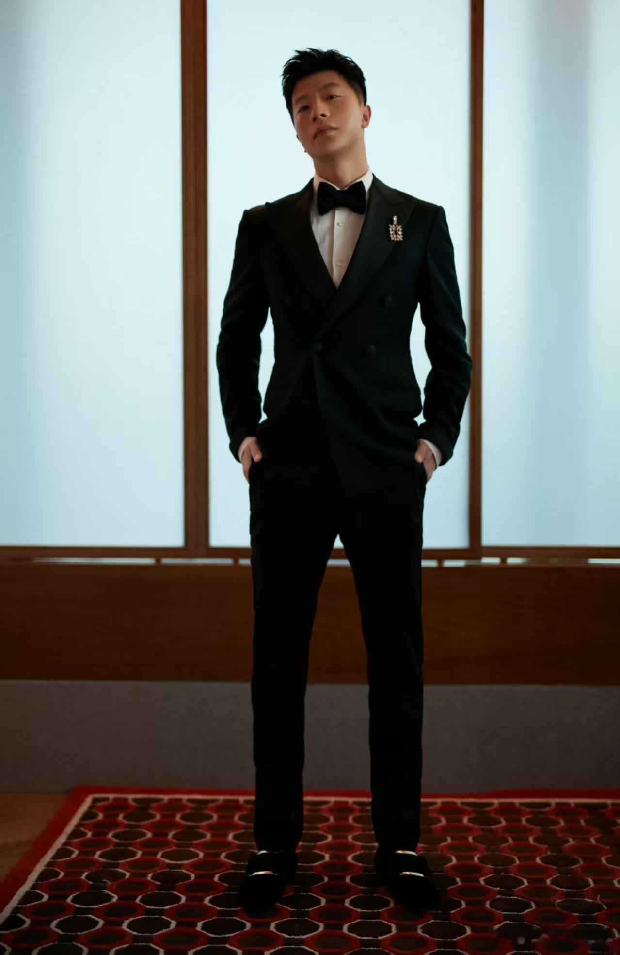 什么叫复合感的帅气马龙完美诠释了这种层次丰富的魅力。他既有顶级运动员自带的光环