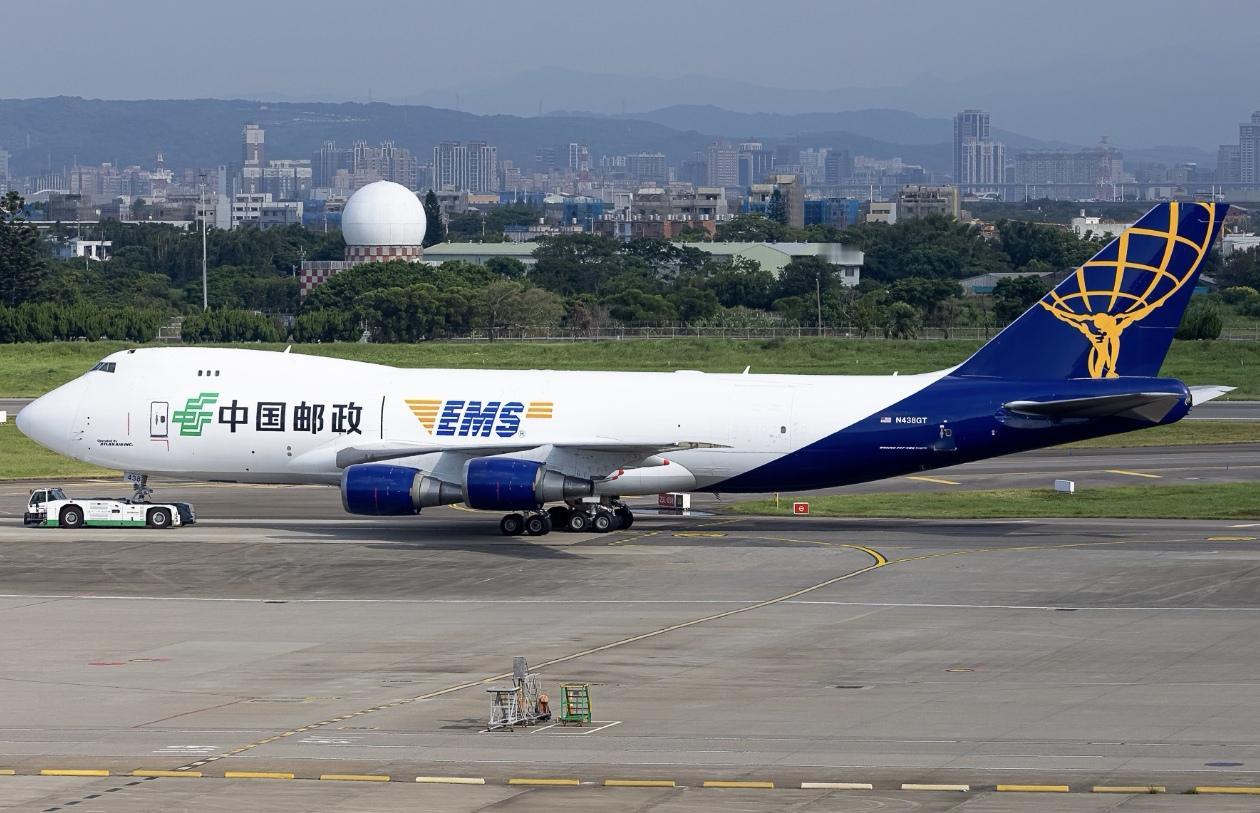 9月8日，一架机身印有“中国邮政EMS”字样的747-400F货机出现在
