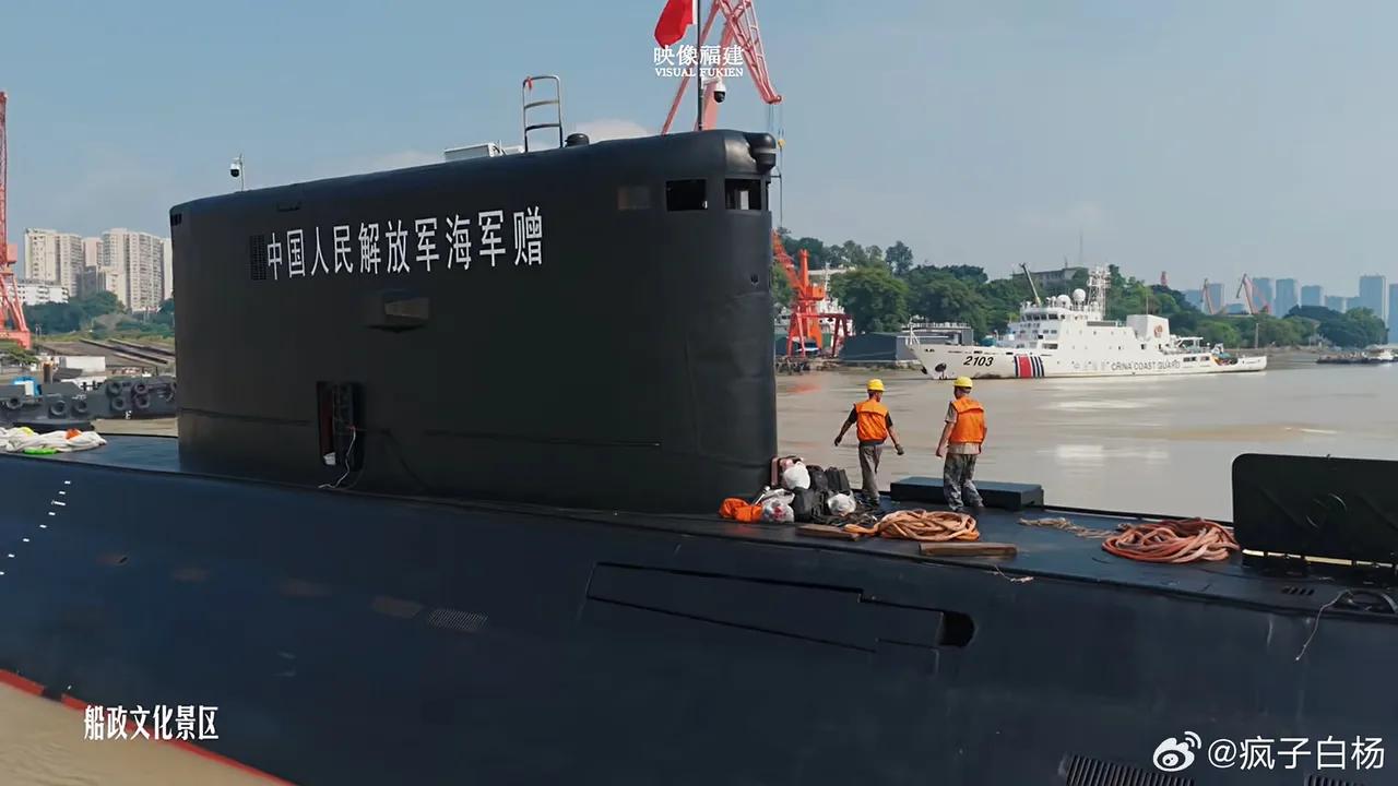 中国海军潜艇实力有多强？看看基洛级潜艇就知道了！这是退役的基洛级潜艇，看起来