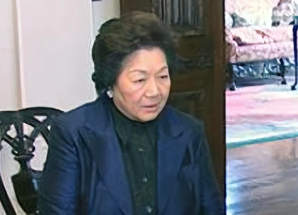 1960年，霍英东要迎娶离婚且带着一个儿子的冯坚妮。原配吕燕妮没有反对，只是提了一个条件：“无论娶几