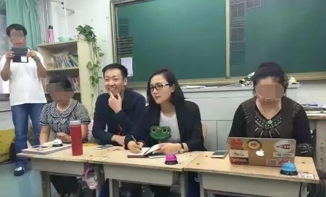 朱媛媛辛柏青哪里像明星夫妻！夫妻俩去学校参加家长活动的照片，那么的和蔼可亲，一点