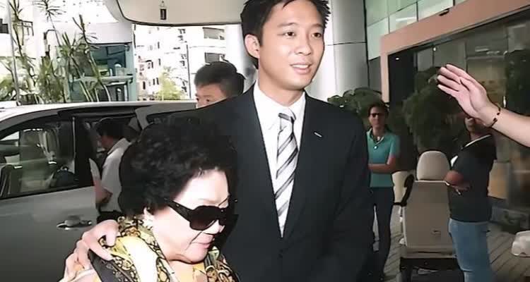 十年前郭晶晶产房门口那幕，我至今难忘！霍家四代全挤在走廊，高龄太奶奶被搀着颤巍巍