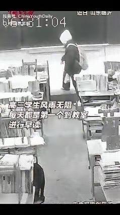 近日，山东临沂，一高三班主任老师打开监控想看看，学生到校早读的情况，谁知，他意外