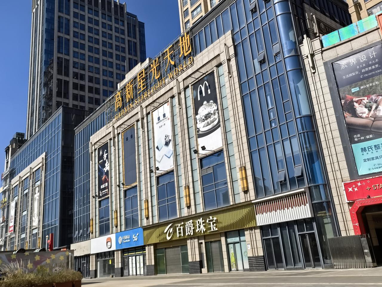 昆明高新区的这个购物广场出现了让人难以接受的一景，这么多店铺都是空着的。附近社