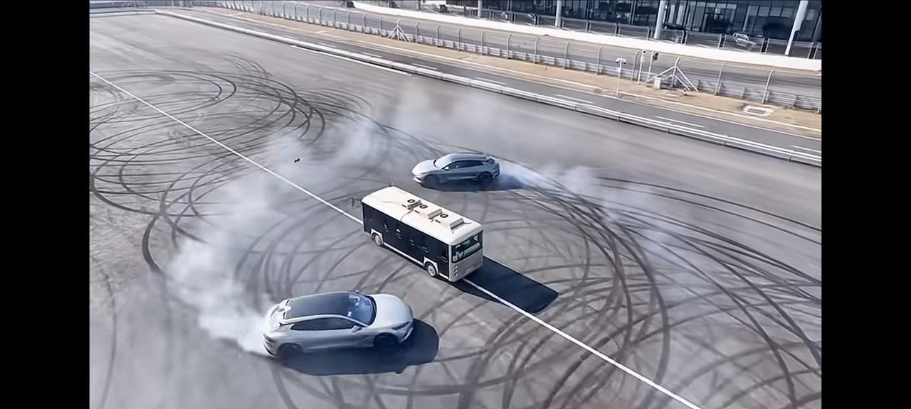 比亚迪会漂移？是的，比亚迪连大巴都可以漂移！