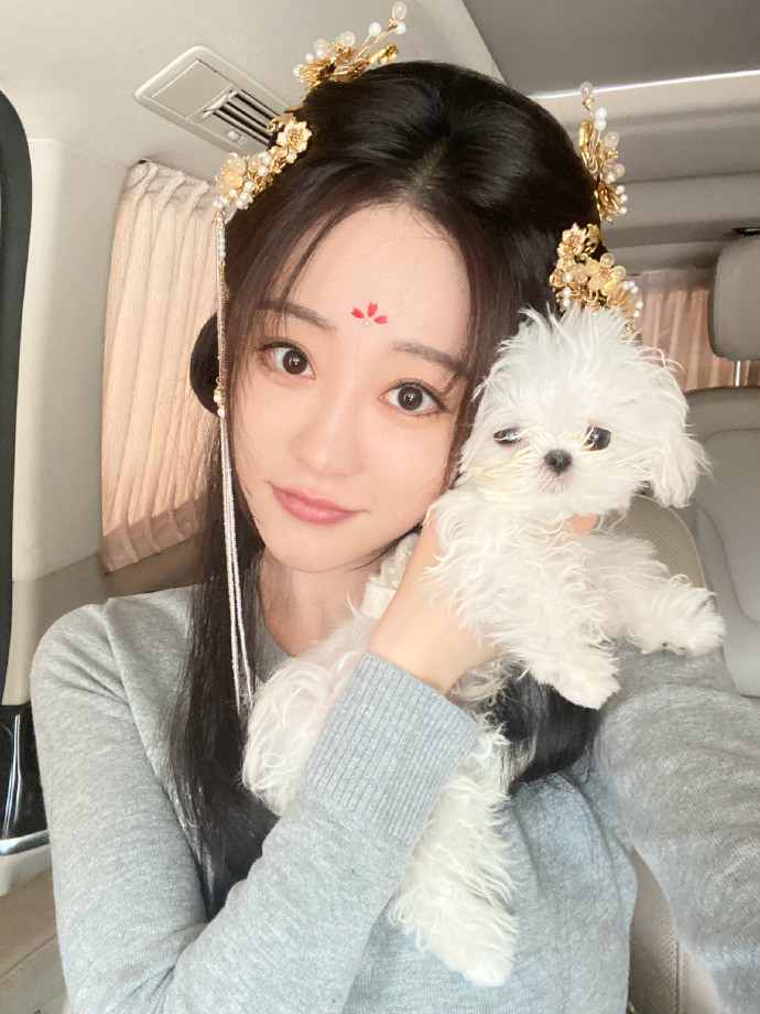 祝绪丹小狗贴贴祝绪丹小狗贴贴真的让我很喜欢了呀，谁能不爱看祝绪丹和小狗贴贴祝绪